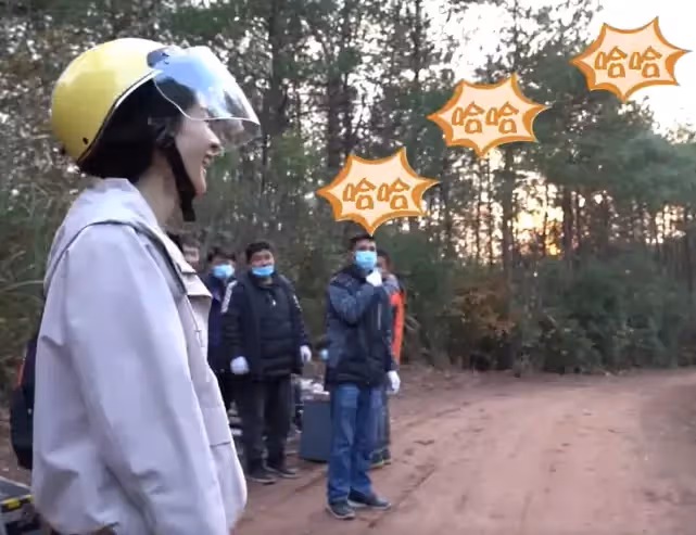 趙麗穎鄉下騎電瓶車拍戲，穿著土氣臉部蠟黃，山路崎嶇全程顛簸