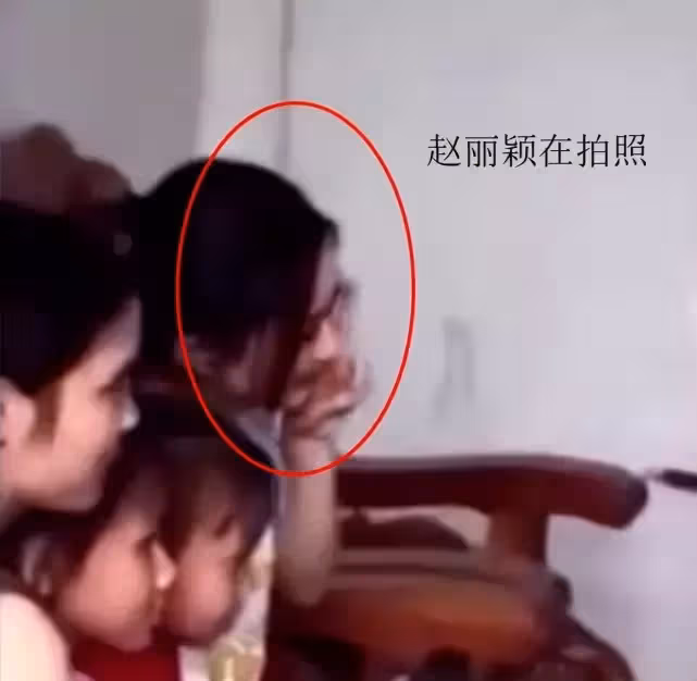 趙麗穎鄉下騎電瓶車拍戲，穿著土氣臉部蠟黃，山路崎嶇全程顛簸