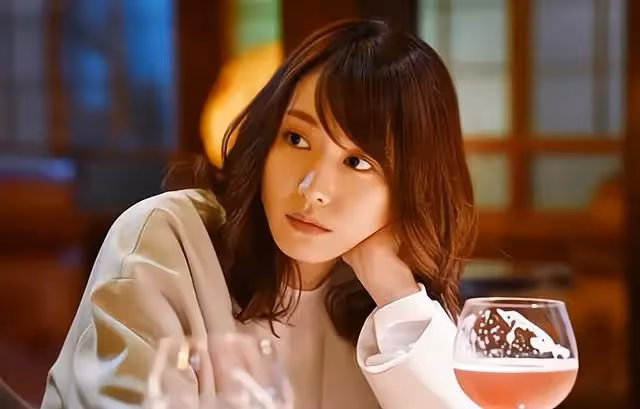 50歲公公出軌,婆婆帶全家9口人捉姦,破門後見到「小三」我懵了