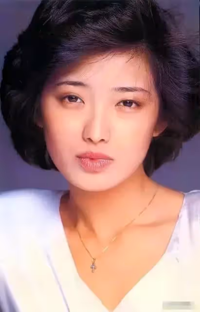 她曾是張國榮的夢中情人、梅艷芳的情敵,卻被渣男耽誤一生