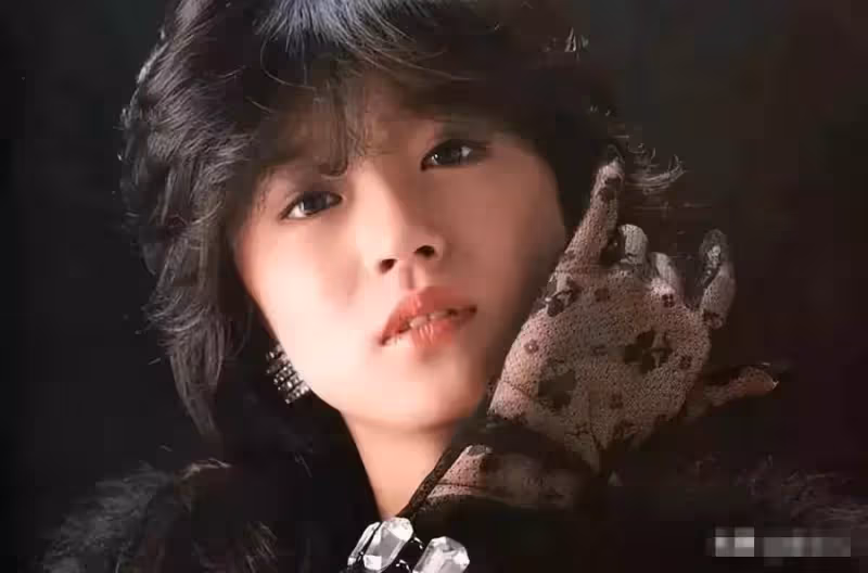 她曾是張國榮的夢中情人、梅艷芳的情敵,卻被渣男耽誤一生