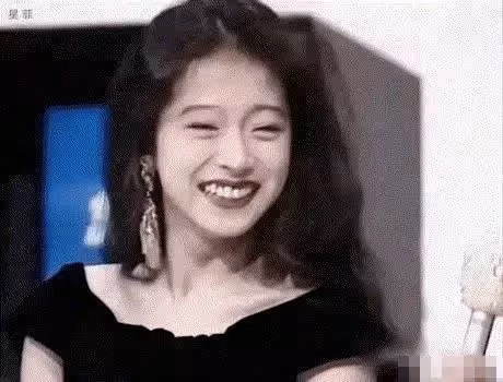 她曾是張國榮的夢中情人、梅艷芳的情敵,卻被渣男耽誤一生
