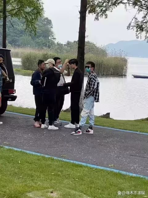 33歲任嘉倫拍戲被偶遇,一天切換多處場景,生圖狀態令人感慨,真的是太帥了!