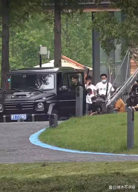 33歲任嘉倫拍戲被偶遇,一天切換多處場景,生圖狀態令人感慨,真的是太帥了!