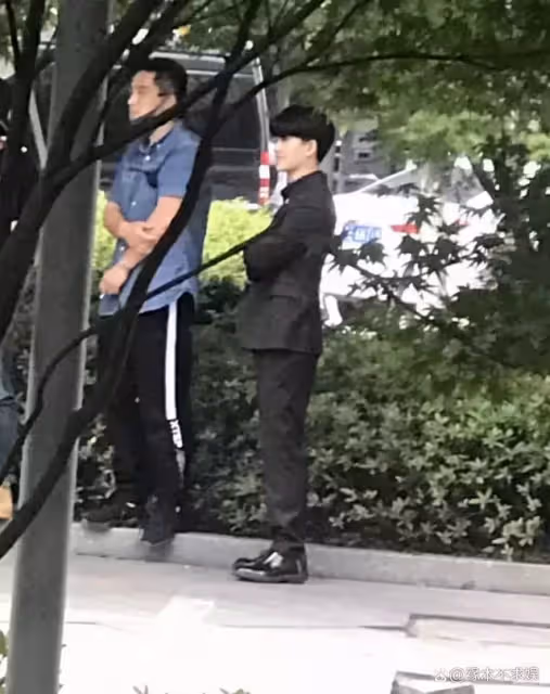 33歲任嘉倫拍戲被偶遇，一天切換多處場景，生圖狀態令人感慨，真的是太帥了！