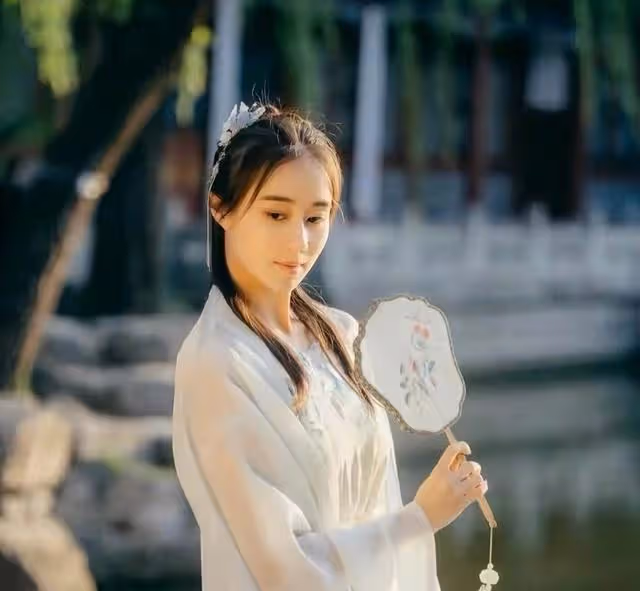賭王女兒從清華大學碩士畢業!美貌與智慧並重,網友:去參加港姐