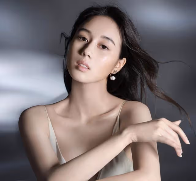 賭王女兒從清華大學碩士畢業!美貌與智慧並重,網友:去參加港姐