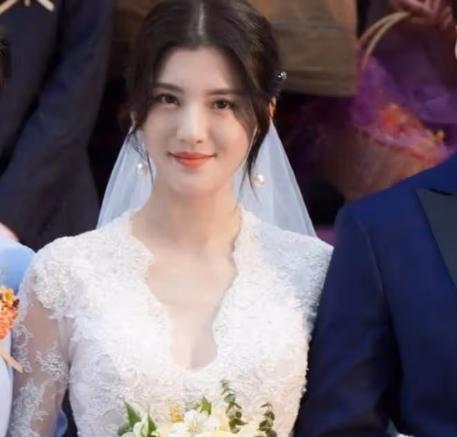 28歲吳千語出國旅遊!穿背心短褲大秀身材,百億富三代男友疑同行