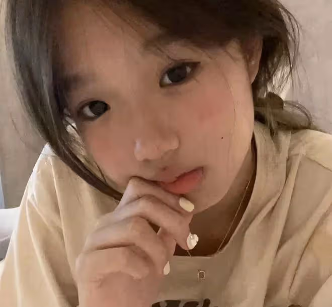 鍾麗緹13歲二女兒近照引關注!化妝美甲打扮成熟,高顏值太像媽媽