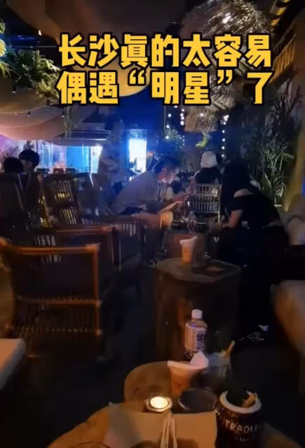 蔣勁夫在長沙酒吧被偶遇，喝3元水身材壯碩，身旁坐一位長發辣妹