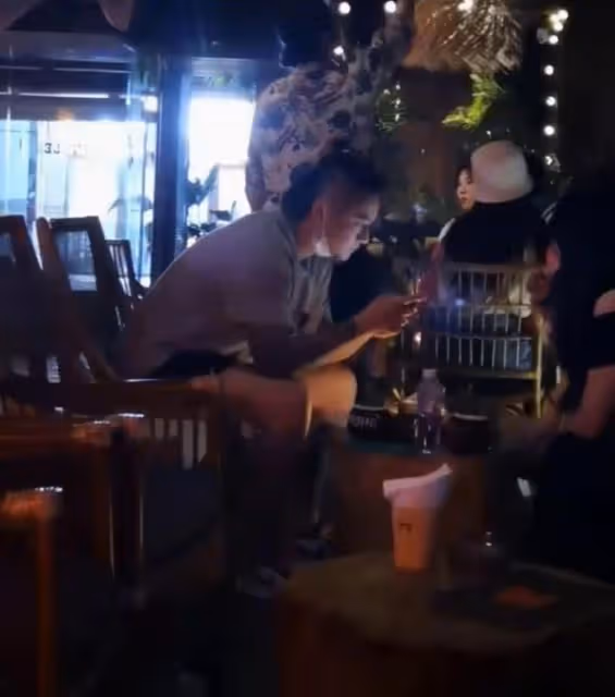蔣勁夫在長沙酒吧被偶遇，喝3元水身材壯碩，身旁坐一位長發辣妹