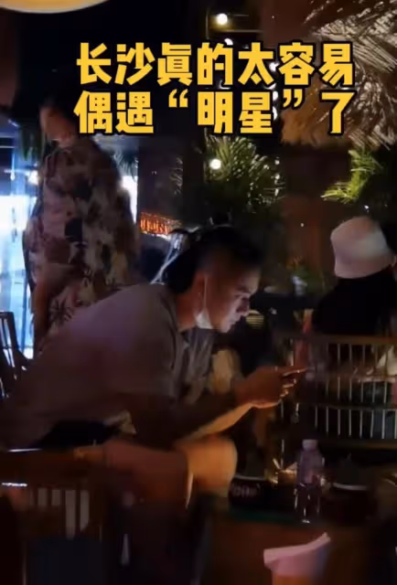 蔣勁夫在長沙酒吧被偶遇，喝3元水身材壯碩，身旁坐一位長發辣妹
