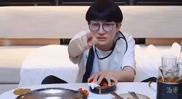 勞模周深直播,瘋狂輸出個人魅力,手動回復歌迷,暖心舉動引熱議