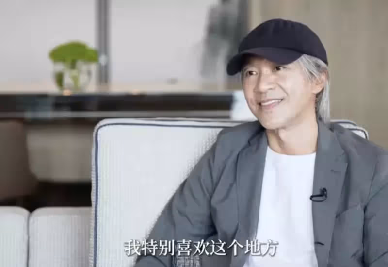 60歲周星馳罕見受訪,一身便裝打扮隨意,滿頭白發非常搶鏡,開口就用周氏無厘頭逗笑記者
