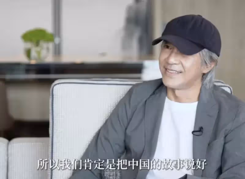 60歲周星馳罕見受訪,一身便裝打扮隨意,滿頭白發非常搶鏡,開口就用周氏無厘頭逗笑記者