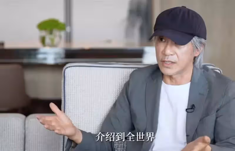 60歲周星馳罕見受訪,一身便裝打扮隨意,滿頭白發非常搶鏡,開口就用周氏無厘頭逗笑記者