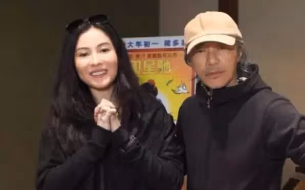 60歲周星馳罕見受訪,一身便裝打扮隨意,滿頭白發非常搶鏡,開口就用周氏無厘頭逗笑記者