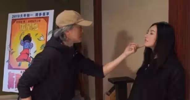 60歲周星馳罕見受訪,一身便裝打扮隨意,滿頭白發非常搶鏡,開口就用周氏無厘頭逗笑記者