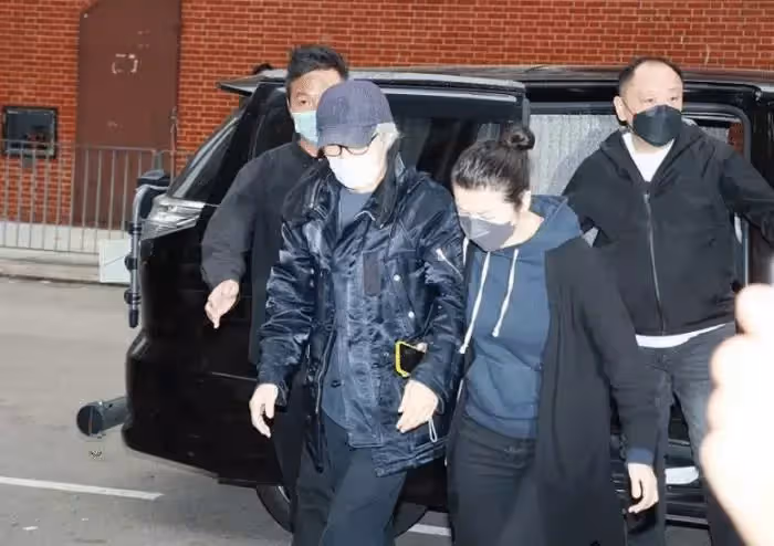 60歲周星馳罕見受訪,一身便裝打扮隨意,滿頭白發非常搶鏡,開口就用周氏無厘頭逗笑記者