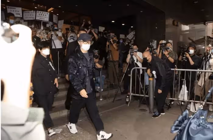 60歲周星馳罕見受訪,一身便裝打扮隨意,滿頭白發非常搶鏡,開口就用周氏無厘頭逗笑記者