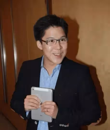 霍啟剛:各種糾纏才纏來一個老婆,全家人把她當成寶