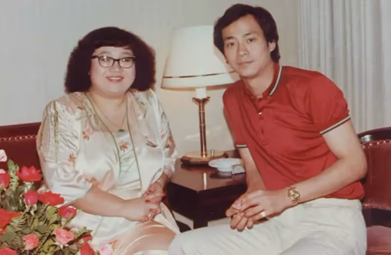 當年婚內出軌,鄭少秋被冠上拋妻棄女背負罵名,離婚多年同台,沈殿霞大器釋懷女兒也不怪爸爸