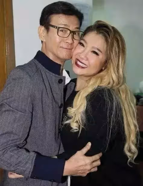 當年婚內出軌,鄭少秋被冠上拋妻棄女背負罵名,離婚多年同台,沈殿霞大器釋懷女兒也不怪爸爸