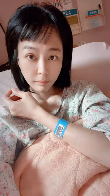 子宮卵巢都摘除,47歲女星癌末轉移醫師提出安樂死,嚇壞她淚曝病況想做點快樂的事,網鼻酸打氣