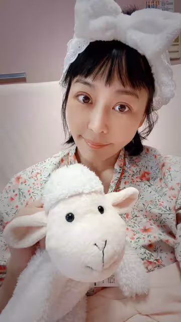 子宮卵巢都摘除,47歲女星癌末轉移醫師提出安樂死,嚇壞她淚曝病況想做點快樂的事,網鼻酸打氣