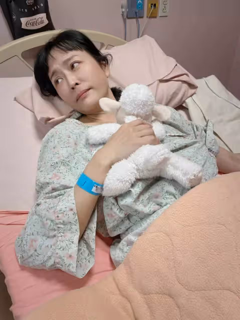 子宮卵巢都摘除,47歲女星癌末轉移醫師提出安樂死,嚇壞她淚曝病況想做點快樂的事,網鼻酸打氣