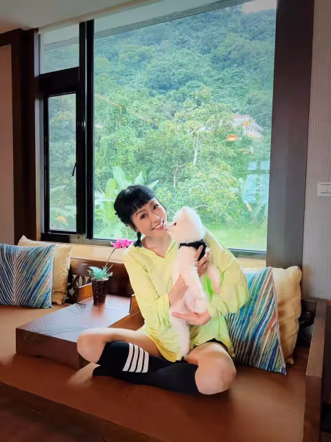 子宮卵巢都摘除,47歲女星癌末轉移醫師提出安樂死,嚇壞她淚曝病況想做點快樂的事,網鼻酸打氣