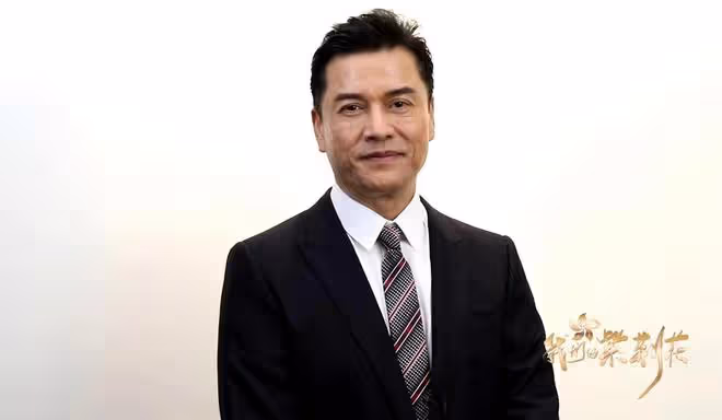 66歲呂良偉唱上海灘祝福祖國!黑髮濃密身材健壯,時隔42年仍帥氣
