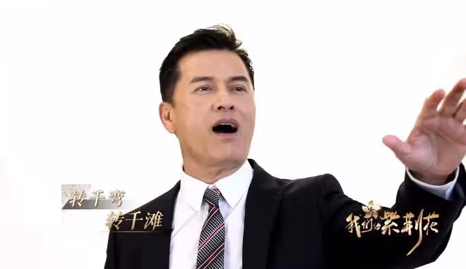66歲呂良偉唱上海灘祝福祖國!黑髮濃密身材健壯,時隔42年仍帥氣