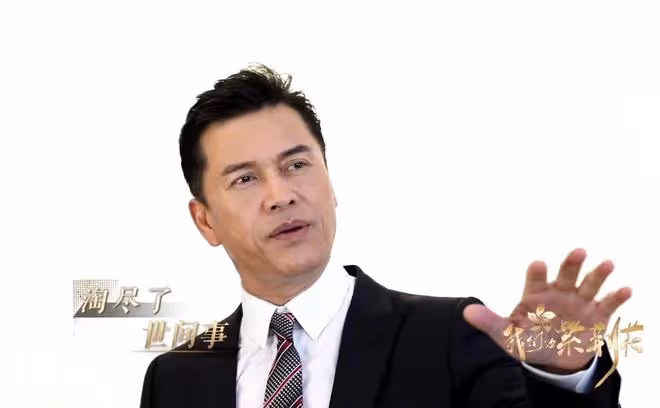 66歲呂良偉唱上海灘祝福祖國!黑髮濃密身材健壯,時隔42年仍帥氣