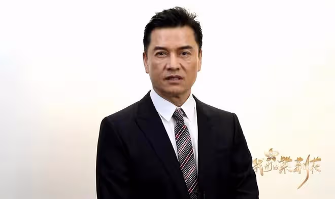 66歲呂良偉唱上海灘祝福祖國!黑髮濃密身材健壯,時隔42年仍帥氣
