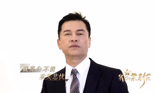 66歲呂良偉唱上海灘祝福祖國!黑髮濃密身材健壯,時隔42年仍帥氣