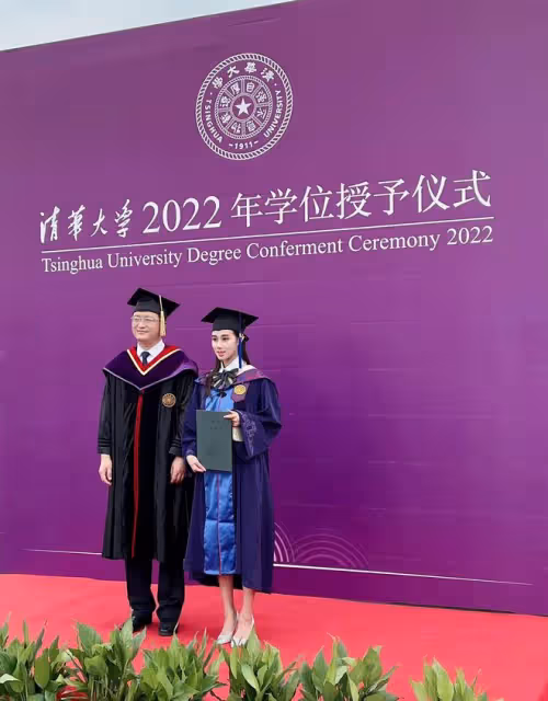 賭王小女兒清華碩士畢業！穿學士服氣質似校花，何猷君贊妹妹學霸