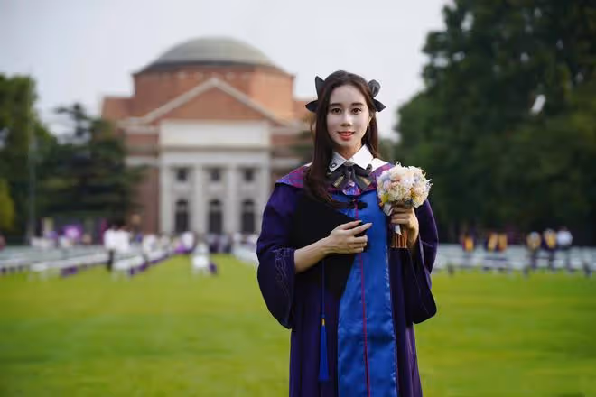 賭王小女兒清華碩士畢業！穿學士服氣質似校花，何猷君贊妹妹學霸
