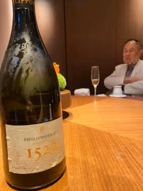 86歲富豪趙世曾為長女慶生,久違現身精神好,至今未婚但兒孫滿堂