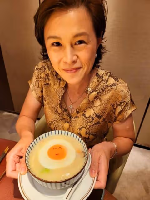 86歲富豪趙世曾為長女慶生,久違現身精神好,至今未婚但兒孫滿堂