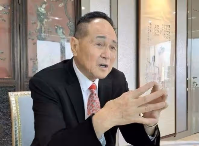 86歲富豪趙世曾為長女慶生,久違現身精神好,至今未婚但兒孫滿堂