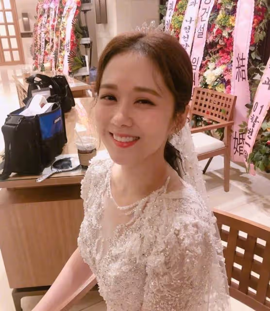 張娜拉婚禮現場曝光,與小6歲圈外老公真般配,好友鄭容和到場