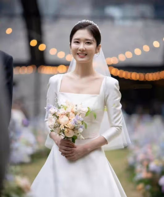 張娜拉婚禮現場曝光,與小6歲圈外老公真般配,好友鄭容和到場