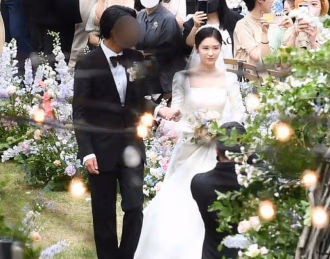 張娜拉婚禮現場曝光,與小6歲圈外老公真般配,好友鄭容和到場