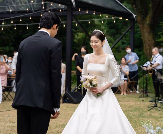 張娜拉婚禮現場曝光,與小6歲圈外老公真般配,好友鄭容和到場