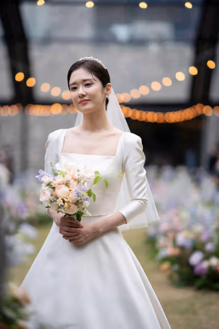 張娜拉婚禮現場曝光,與小6歲圈外老公真般配,好友鄭容和到場