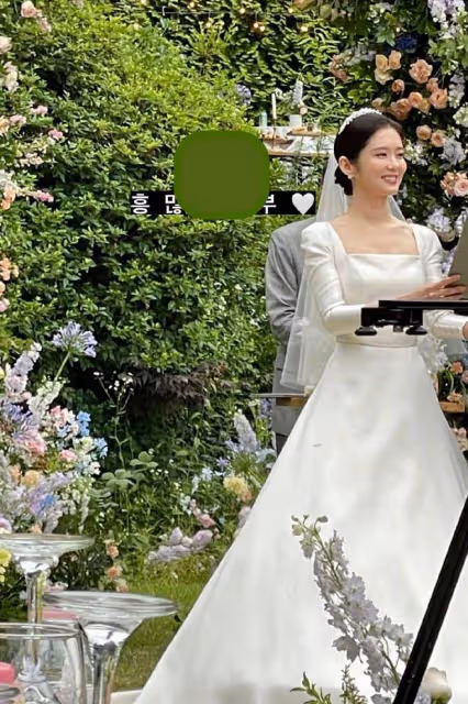 張娜拉婚禮現場曝光,與小6歲圈外老公真般配,好友鄭容和到場