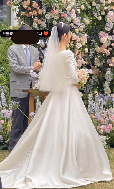 張娜拉婚禮現場曝光,與小6歲圈外老公真般配,好友鄭容和到場