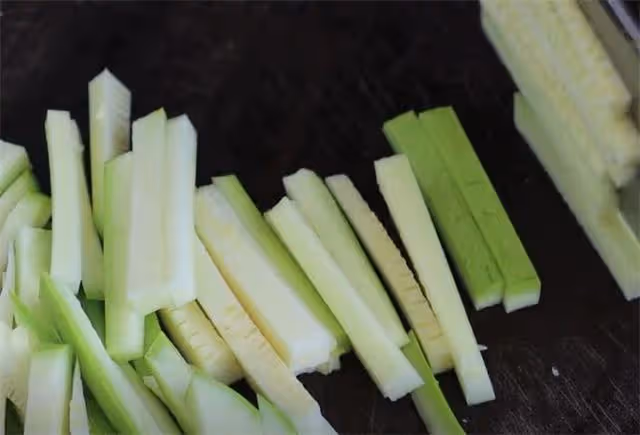 家常小炒西葫蘆的做法，清脆入味不出水，好吃又下飯，全家都喜歡