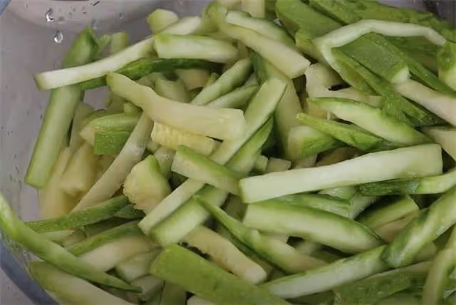 家常小炒西葫蘆的做法，清脆入味不出水，好吃又下飯，全家都喜歡